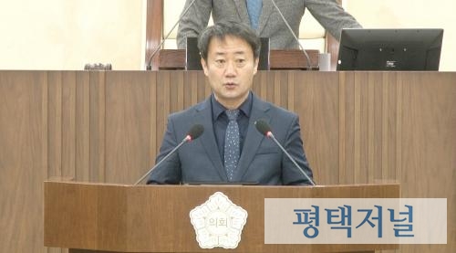  ▲ 최재영 운영위원장이 건의문에 대한 심사보고를 하고 있다. 사진=평택저널   ⓒ평택저널